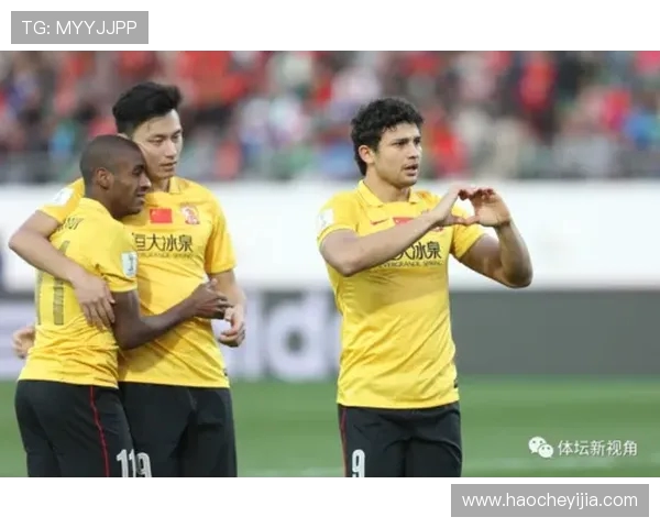 恒大与绿地申花激战正酣比分悬念不断引发球迷热议